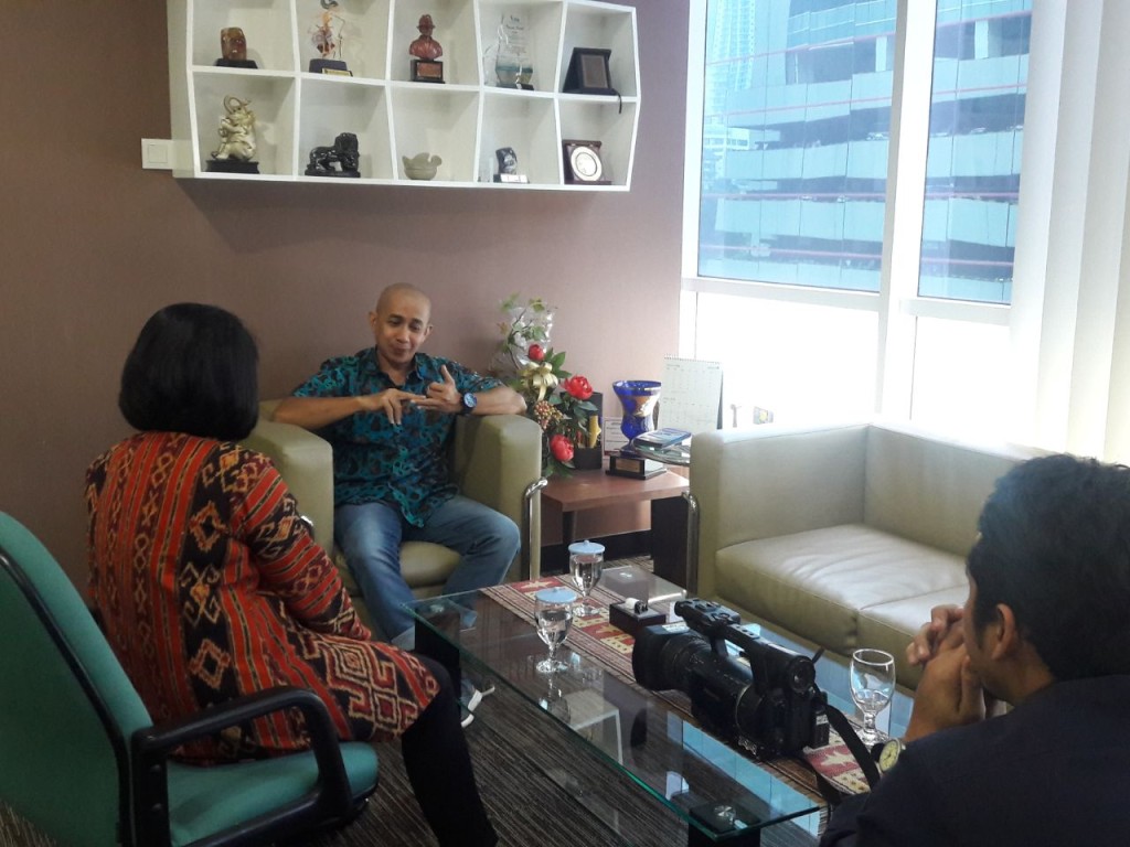  TVRI  Pusat melakukan  wawancara khusus dengan Bapak Hendra  Sinadia  ( Direktur  Eksekutif  APBI-ICMA )